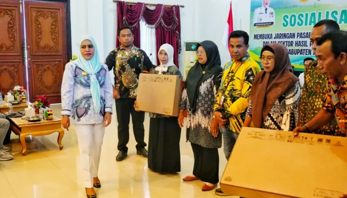 Bupati Sula Serahkan Bantuan Starlink