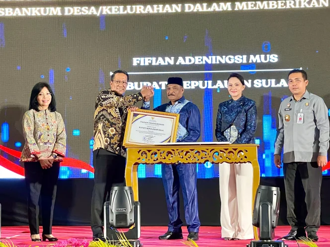 
Foto: Asisten III Bidang Administrasi dan Kepegawaian Setda, Hi. Zaidun, mewakili Bupati kepulauan Sula, Fifian Adeningsi Mus saat menerima penghargaan dari Kemenkum RI. (doc: istimewa)
