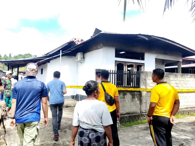 
Foto: Rumah milik pasutri Opan Buton dan Suri Hadir Umalekhoa yang terbakar, di desa Umaloya. (doc: Odit)