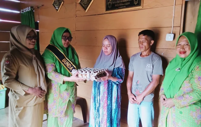 
Pengurus Muslimat NU Pulau Taliabu, bersama Dinas P2KB menyalurkan bantuan bagi ibu hamil di Desa Wayo. (doc: Istimewa)