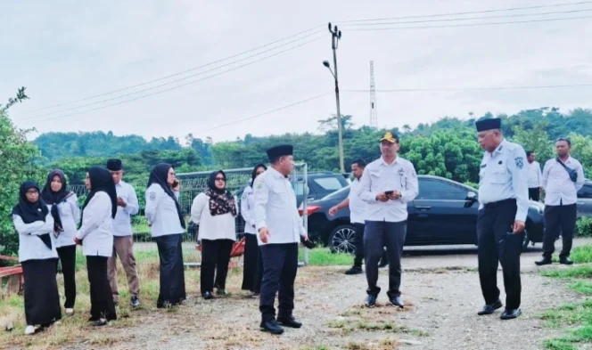 
Foto: Wakil Bupati Kepulauan Sula, Hi. Saleh Marasabessy, bersama Sekretaris Daerah dan sejumlah pejabat teknis, meninjau langsung lokasi pembangunan gudang Bulog. (doc: istimewa)