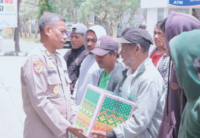 
Foto: Kabag Ren Polres Kepulauan Sula, AKP Badrun Hi. Syahban, saat menyalurkan bansos kepada kelompok Ojek Pangkalan. (doc: istimewa)