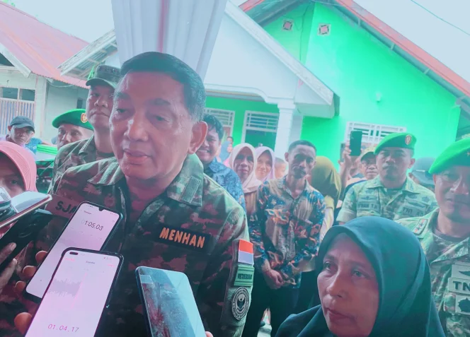 
Foto: Menteri Pertahanan Republik Indonesia, Jenderal TNI (Purn) Dr. Sjafrie Sjamsoeddin, M.B.A., saat mengunjungi keluarga almarhum Pratu Anumerta Haris Umaternate di Desa Wai Ipa, Kecamatan Sanana. (doc: bacaritamalut.com)