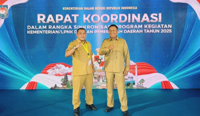 
Foto: Sekda Muhlis Soamole (kiri) dan Kepala Bappeda Hi. Sahjuan Fatgehipon (Kanan).