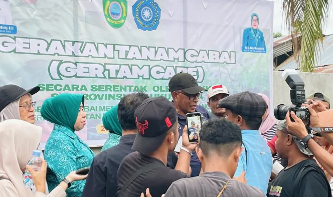 
Foto: Wakil Bupati Kepulauan Sula, Ir. H. Saleh Marasabessy, saat di wawancarai awak media. (doc: istimewa)