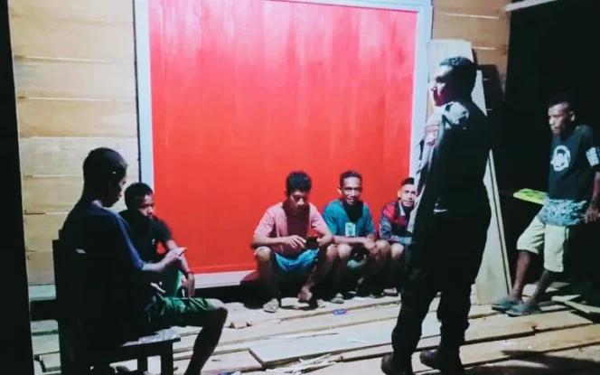 
Foto: Kapolsek Sulabesi Barat, IPTU Gunawan Ipa, S.H,. M.H saat melakukan patroli malam di desa Kabau Darat. (doc: istimewa)