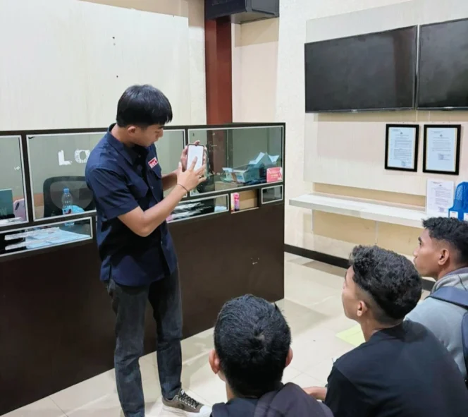 
Foto: Anggota Sat Intelkam Polres Kepulauan Sula saat melakukan bimbingan kepada warga yang membuat SKCK online. (doc: istimewa)