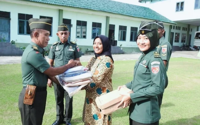 
Foto: Penyerahan seragam dinas kepada Supriyanti Umaternate, kakak dari almarhum Pratu Anumerta Haris Umaternate. (doc: istimewa)