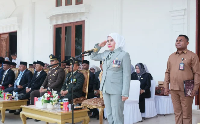 
Foto: Bupati Kepulauan Sula, Fifian Adeningsi Mus, memimpin upacara peringatan Hari Pahlawan Nasional. (doc: istimewa)