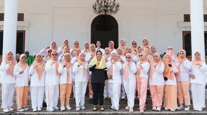 
Foto: Dharma Wanita Persatuan saat berpose dengan Bupati Kepulauan Sula. (doc: istimewa)
