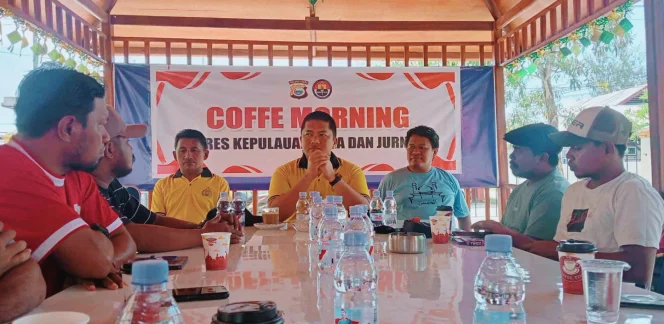 
Foto: Kapolres Kepulauan Sula, AKBP Kodrat Muh Hartanto saat menggelar Coffee Morning bersama sejumlah wartawan. (doc: istimewa)