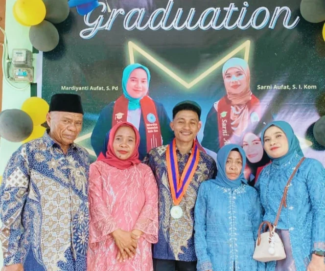 
Foto: Fahri Aufat saat berpose dengan keluarga. (doc: istimewa)