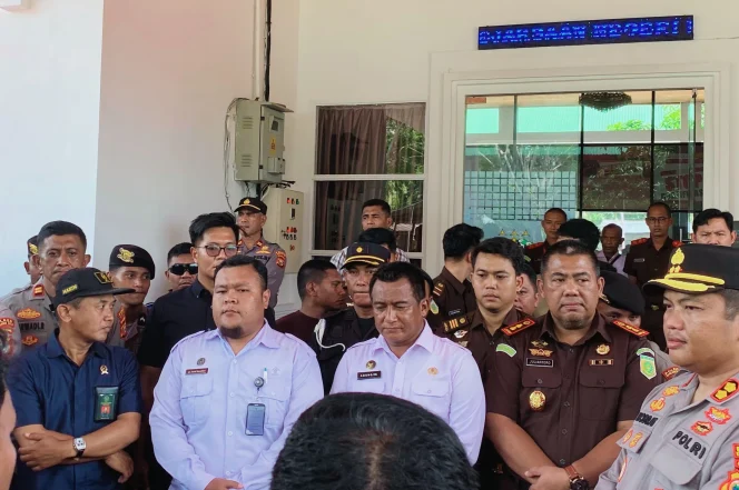 
Foto: puluhan masa aksi dari GMNI, GPM, IMM, serta warga Desa Umaloya saat melakukan hearing terbuka bersama Kejari, Pengadilan Negeri, dan Lapas kelas IIB Sanana. (doc: bacaritamalut.com)