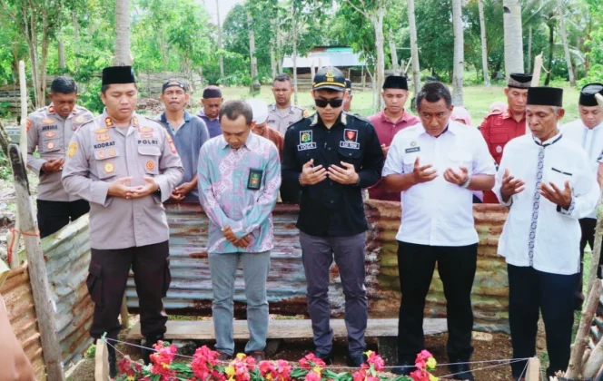 
Foto: Kapolres Sula bersama Kejari, Pengadilan, dan Lapas Sanana saat berziarah ke makam almarhum Taufik Kailul di Desa Umaloya. (doc: Istimewa)
