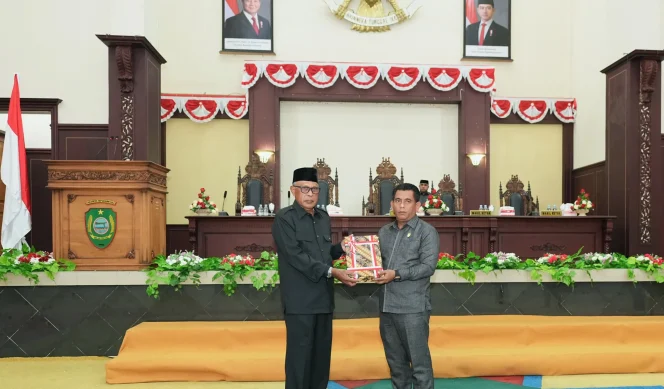 
Foto: Wakil Bupati Kepulauan Sula, H. M. Saleh Marasabessy saat menyerahkan dokumen KUA-PPAS kepada Ketua DPRD H. Ahkam Gajali. (doc: istimewa)