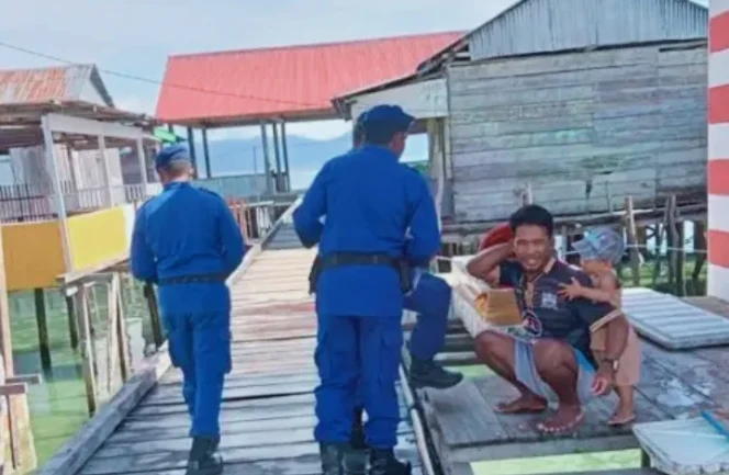 
Foto: Satpolairud Polres Kepulauan Sula menggelar sosialisasi kewaspadaan cuaca ekstrem kepada para nelayan di Desa Bajo. (doc: Istimewa)