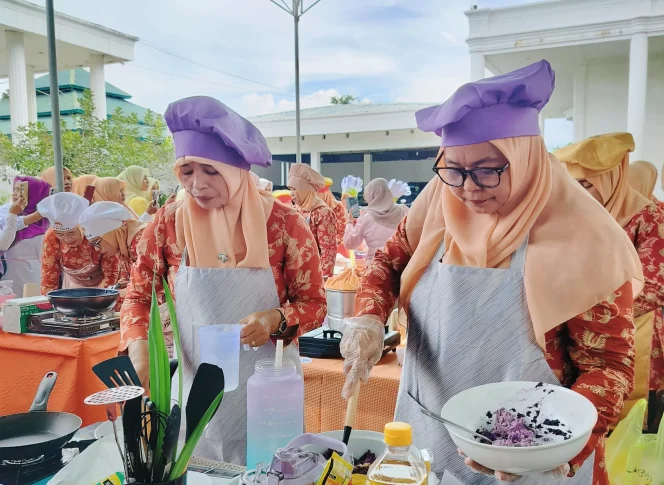 
Foto: DWP Kepulauan Sula saat melaksanakan lomba cipta menu. (doc: istimewa)