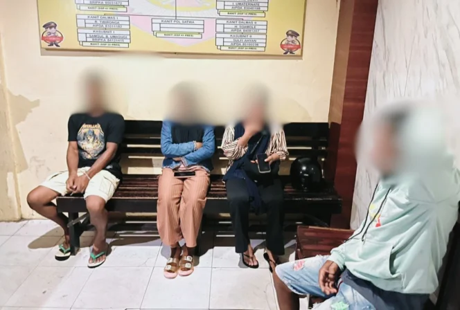 
Foto: Dua pasangan muda-mudi yang terjaring razia diamankan ke Posko Operasi Pekat. (doc: istimewa)