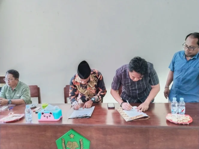 
Foto: STAI Babussalam Sula saat penandatanganan MoU dengan Kantor Cabang Dinas Pendidikan Maluku Utara. (doc: istimewa)