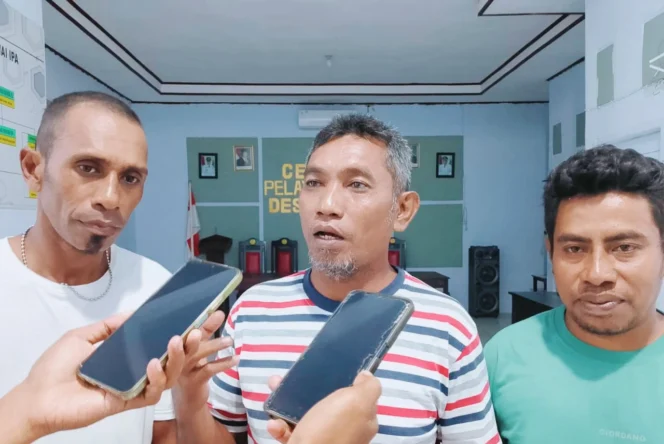 
Foto: Pelatih Tim Wai Ipa FC, Masri Buamona (tengah) didampingi menejer dan asisten pelatih. (doc: istimewa)