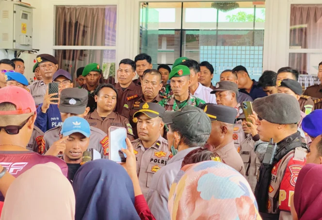 
Foto: Warga Desa Umaloya, Kecamatan Sanana, saat menggelar aksi unjuk rasa di depan Kantor Kejari Kepulauan Sula. (doc: bacaritamalut.com)