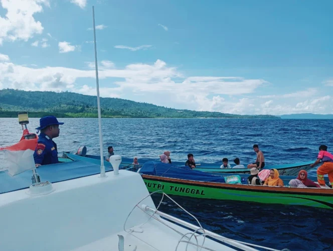 
Foto: Satpolairud Polres Kepulauan Sula saat mengevakuasi longboad mati mesin di perairan Man Gega. (doc: istimewa)
