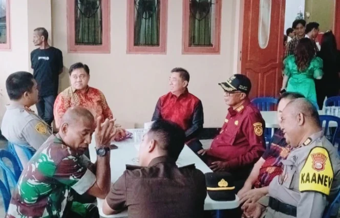 
Foto: Wakil Bupati Kepulauan Sula, Ir. Hi. Saleh Marasabessy bersama Forkopimda Pantau Posko Nataru. (doc: Istimewa)