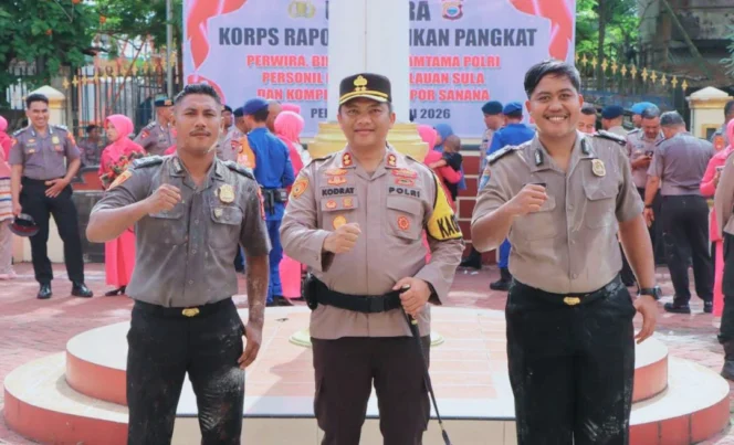 
Foto: Kapolres Kepulauan Sula, AKBP Kodrat Muh Hartanto saat berpose dengan dua anggotanya. (doc: istimewa)