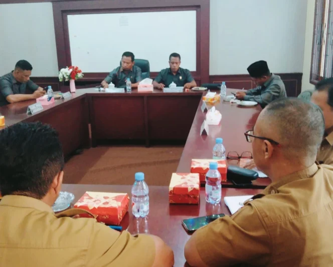 
Foto: Komisi III DPRD Kepulauan Sula saat RDP dengan Dinas PUPR. (doc: Istimewa)