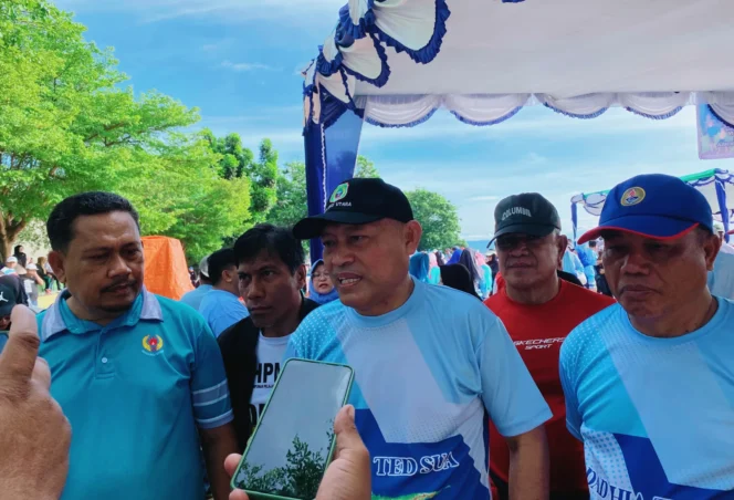 
Foto: Wakil Gubernur Maluku Utara, Sarbin Sehe saat diwawancarai. (doc: bacaritamalut.com)