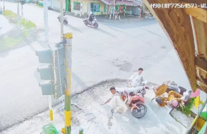 
Foto: Tangkapan Layar CCTV saat terjadi lakalantas di desa Fagudu Kecamatan Sanana.