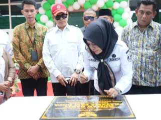 Foto: Bupati Kepulauan Sula, Fifian Adeningsi Mus saat menandatangani prasasti pada acara peresmian RSP FAM Dofa. (doc: istimewa)