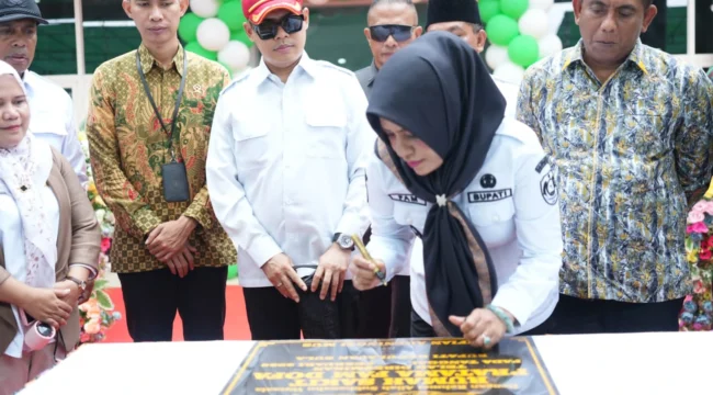 Foto: Bupati Kepulauan Sula, Fifian Adeningsi Mus saat menandatangani prasasti pada acara peresmian RSP FAM Dofa. (doc: istimewa)