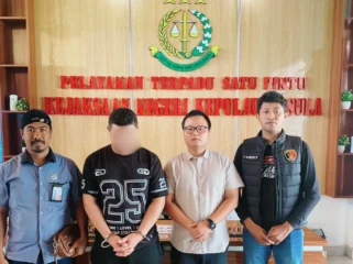 Foto: Penyidik Satreskrim Polres Kepulauan Sula saat menyerahkan tersangka dan barang bukti ke Kejari. (doc: istimewa)