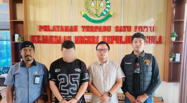 Foto: Penyidik Satreskrim Polres Kepulauan Sula saat menyerahkan tersangka dan barang bukti ke Kejari. (doc: istimewa)