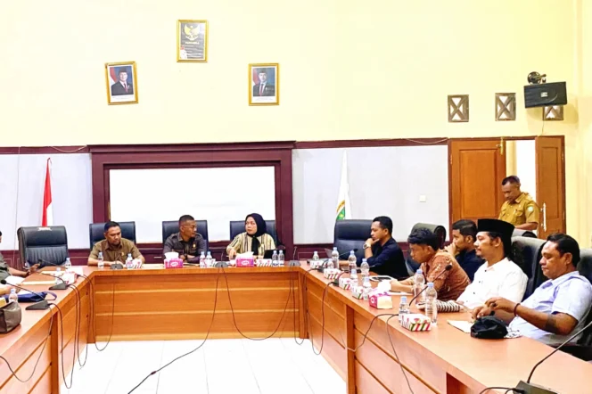 
Foto: Komisi II DPRD Kepulauan Sula bersama utusan PT MTP dan tiga perusahaan outsourcing saat berada di ruang rapat satu. (doc: bacaritamalut.com)