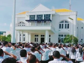 Foto: ASN saat melaksanakan apel di depan kantor Bupati Kepulauan Sula. (doc: istimewa)