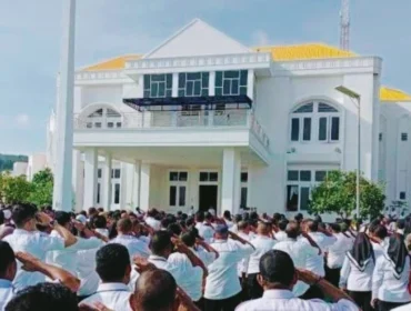 Foto: ASN saat melaksanakan apel di depan kantor Bupati Kepulauan Sula. (doc: istimewa)