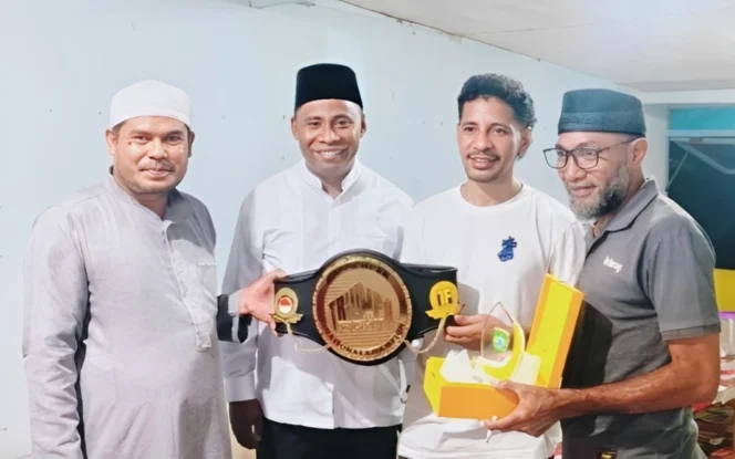 
Foto: Atlet Muay Thai Irman Teapon pose bersama Kadis dan Kabid Dispora Kepulauan Sula. (doc: istimewa)