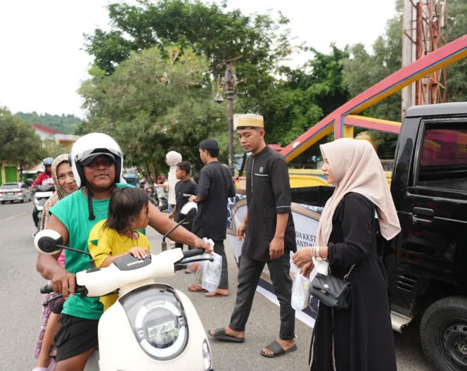 
Foto: Pemuda/i KKST Sula saat membagikan takjil. (doc: istimewa)