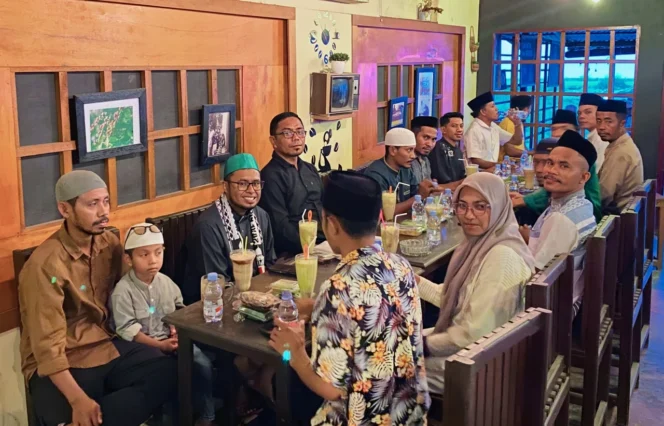 
Foto: Diskominfo Kepulauan Sula bersama insan Pers saat melaksanakan buka puasa bersama. (doc: istimewa)
