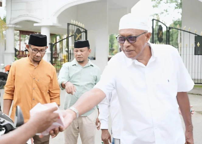 
Foto: Wakil Bupati Kepulauan Sula, Ir. H. Saleh Marasabessy saat membagikan takjil kepada masyarakat. (doc: istimewa)