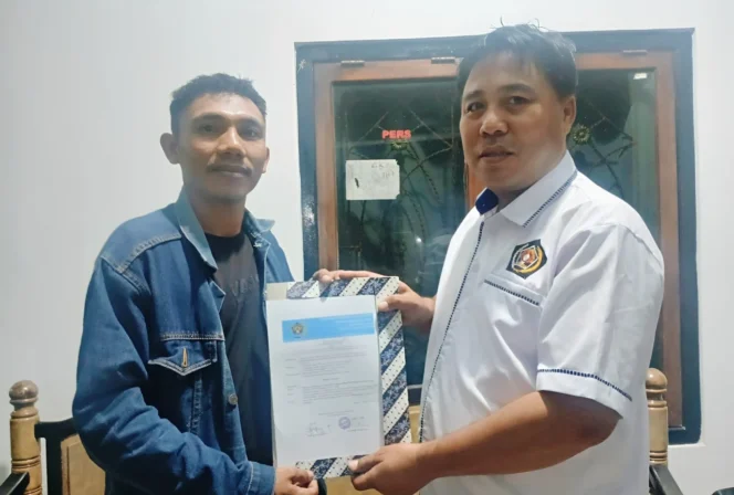 
Foto: Ketua PWI Maluku Utara, Asri Fabanyo saat menyerahkan Rekomendasi kepada Ketua Koordinator PWI Pulau Taliabu. (doc: istimewa)