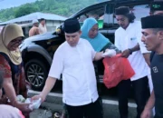 Dipimpin Kamarudin Mahdi, KONI Sula Bagikan Takjil di Tiga Desa