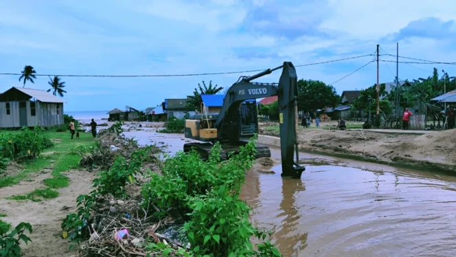 
Foto: Pembersihan dan normalisasi sungai di Desa Waisakai. (doc: istimewa)
