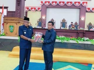 Foto: Penyerahan dokumen LKPJ Kepala Daerah dalam Rapat Paripurna DPRD. (doc: bacaritamalut.com)