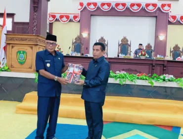 Foto: Penyerahan dokumen LKPJ Kepala Daerah dalam Rapat Paripurna DPRD. (doc: bacaritamalut.com)