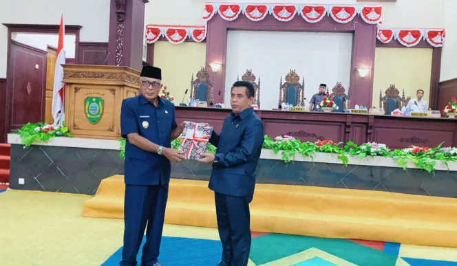 
Foto: Penyerahan dokumen LKPJ Kepala Daerah dalam Rapat Paripurna DPRD. (doc: bacaritamalut.com)