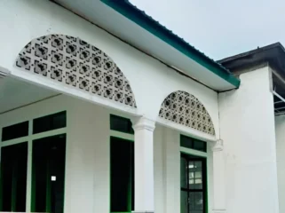 Foto: Tampak depan mesjid trisula. (doc: istimewa)