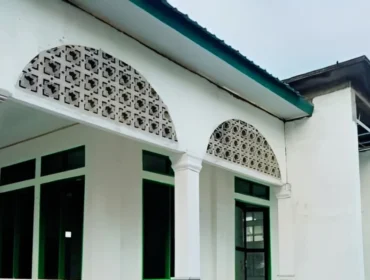 Foto: Tampak depan mesjid trisula. (doc: istimewa)